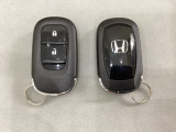 スマートキーを装備しています。鍵を差し込むことなくドアロックの開け閉めと、スタートボタン操作でのエンジンスタートができます。スペアキーも同じものを用意しております。