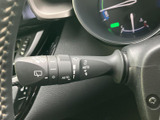 雨天時でもクリアな視界を確保。操作しやすいワイパーレバーで、安全な運転をサポートします。悪天候時でも安心です。