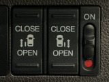 【両側パワースライドドア】両側がパワースライドドアになっており、運転席のスイッチやスマートキーでも開閉が可能です!開口部も広いので乗り降りも楽々♪