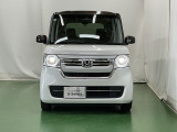 LEDヘッドライトを装備しています。LEDヘッドライトはとても明るく、雨の日や夜間走行も安全・安心です。オートライトコントロール付きで周囲の明るさに応じて自動で点灯・消灯します