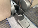 後席の方が使えるドリンクホルダーが付いています。