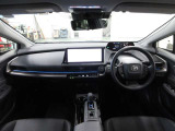 室内は、圧迫感の少ない広々とした空間と運転に集中できるコックピットを両立。