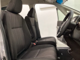 広い足元に肘掛けもついたゆったり座れるシートです。運転席と助手席の間が空いているため、助手席側への移動がスムーズです。交通量の多い道でも、助手席側から乗り降りができます。