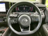 握りやすいステアリングは、運転の操作性を高めます。快適なドライビングポジションを追求し、長距離運転でも疲れにくい設計です。上質な素材感も魅力です。