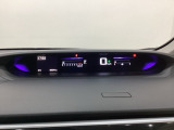 デジタル表示のスピードメーターとタコメーターを大きく配した見やすいメーター部になっています。左側のインフォメーション画面でオドメーターや燃費などの情報を確認できます。