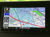 高精細な地図で、目的地までスムーズに案内してくれます。運転に慣れない道でも、安心してドライブを楽しめます。
