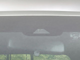 【プリクラッシュセーフティ】前方の車両等を検知し、衝突しそうな時は警報で注意を促し、ブレーキを踏む力をサポート。ブレーキを踏めなかった場合は衝突被害軽減ブレーキが作動、衝突回避をサポートします。