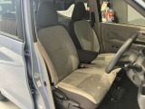 運転席まわりです。運転席からの視界が左右に広く隅々まではっきりと見渡せます!クルマの前端も把握しやすく安心して運転できます!