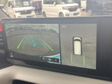 狭い道や駐車時も安心。後方の状況を画面で確認できるので、安全な運転をサポートします。ガイドライン表示で、距離感もつかみやすい設計です。