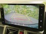 駐車時の安全性を高めるバックモニター。ガイドライン表示で、狭い場所でもスムーズに駐車できます。