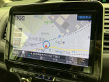 高精細な地図表示で、目的地までスムーズに案内。運転に集中しながら、確実なルート案内を受けられます。ナビゲーションで快適なドライブを。