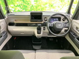 開放感のある室内空間が広がります。ドライバー視点からの視界も広く、運転しやすい環境です。