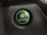 ECON モードをON にするとアクセルペダルの動きに対するエンジンの反応とエアコンの制御を切り換えることで、燃費のいい運転をするドライバーがペダルを踏んだ時と同じようにエンジンを制御します。
