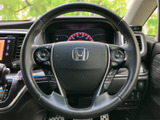 握りやすいステアリングは、運転操作をスムーズに行えます。快適なドライビングポジションを実現し、長距離運転でも疲れにくいです。