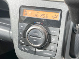 【オートエアコン】一度お好みの温度に設定すれば、車内の温度を検知し風量や温度を自動で調整。暑い&hellip;寒い&hellip;と何度もスイッチ操作をする必要はありません。快適な車内空間には必須の機能ですね♪