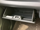 グローブボックスは、車検証や取扱説明書などの収納に便利です。必要なものをすぐに取り出せます。