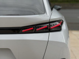 テールランプはライオンの爪あとをイメージさせるデザインです。LEDのコンビネーションランプで、おしゃれさを演出いたします