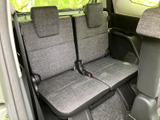 3列目シートも十分な広さを確保。多人数乗車時でも快適な空間を提供します。様々な用途に対応できる、実用的な一台です。