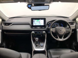 シンプルながら機能性あふれる運転席廻りです。視界性もよく、運転しやすいですよ。
