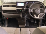 車内は光触媒抗菌消臭施工済です。スタイリッシュなデザインで暖かみのあるインパネ周りを演出します。グローブボックスやカップホルダーのほかにトレーなどたくさんの収納スペースが装備されています。