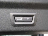 電動リアゲート装備です。バンパー下でのキックスイッチも装備されております。