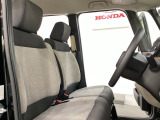 広い足元に肘掛けもついたゆったり座れるシートです。運転席と助手席の間が空いているため、助手席側への移動がスムーズです。交通量の多い道でも、助手席側から乗り降りができます。