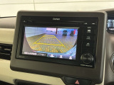 リバースギアに入れるだけで後方の表示へ切り替わります。夜間や雨の日の駐車も楽になりますよ。