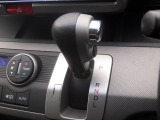 インパネシフトだから視線の移動も少なく足元もスッキリ♪運転席もゆったりしているのでゆとりを持ってドライブできますね!