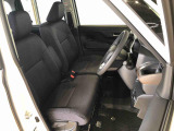 運転席の座面高さを調整できるシートリフターが付いています。フロントシートはベンチシートを採用で、座面も広く使い勝手もいいですよ♪