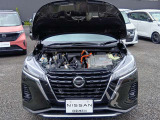 納車以降、お車のメンテナンスは自宅近所の日産サービス拠点にて承ります。専門の教育を受けたサービスフロント&メカニックが無料1ヶ月点検から法定/車検整備、万一の故障・不具合の修理まで全て担当いたします。