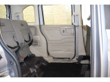 HONDA独自の機構!リアシートはチップアップ(跳ね上げ)することにより背の高い荷物も楽々積み込みすることが可能!!より空間を有効にするためにも大変便利なシートアレンジになります!!