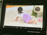 停車中には、TV番組や映像コンテンツを楽しめます。後席の方々への配慮も万全。長距離移動も快適に過ごせるでしょう。