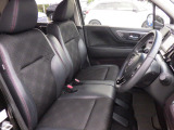 フロントは助手席と繋がったベンチシートで、運転席は高さが調整できるハイトアジャスター付きです。また、ハンドルも高さの調整が出来るチルトステアリングです