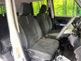 運転席まわりには十分なスペースがあり、大柄な方でもゆったり運転していただける環境です。