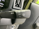 操作しやすい位置に配置されたウインカーレバー。オート機能も搭載し、安全な車線変更をサポートします。直感的に操作できるのが魅力です。