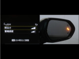 隣車線を走る車両をレーダーで検知し、ドアミラーでは確認しにくい後側方エリアに存在する車両に加え、急接近してくる車両も検知します。車両を検知するとドアミラーに搭載されたLEDインジケーターが点灯します。