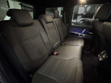 メルセデスのシートは少し硬めになっております。長時間の運転の際、適度な反発があることでお尻や腰の負担を減らす効果が御座います。