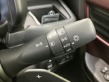 操作しやすい位置に配置されたウインカーレバーで、安全な車線変更をサポートします。直感的に操作できるので、運転に集中できます。