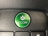 ECON モードをON にするとアクセルペダルの動きに対するエンジンの反応とエアコンの制御を切り換えることで、燃費のいい運転をするドライバーがペダルを踏んだ時と同じようにエンジンを制御します。