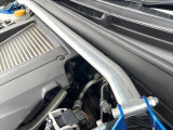 【タワーバー】お車の剛性を高めるタワーバーを装備。よりスムーズなコーナリング走行が可能となり、走りも楽しめます。