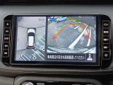 【アラウンドビューモニター装備】 フロント・左右ドアミラー・リヤの4つのカメラにより、車両を真上から見ているような映像をディスプレイに表示します。正確な駐車や取り回しを容易に行うことができます。