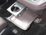 引き出して大きめトレイとして使用できる、運転席からも助手席からも自在に使えるドリンクホルダー付のトレイ。お菓子を置いたり、化粧ポーチを置いたり。ちょっとしたテーブル代わりに使えるトレイです。