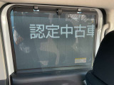 日射しをシャットアウトするロールサンシェードです