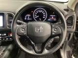 ハンドルにHondaセンシング系のクルーズコントロールやレーンキープアシストなどのスイッチと、オーディオの操作スイッチが装備されています。ハンドルから手を離さず安全に操作できます。
