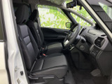 広々とした室内空間は、ドライバーも安心して運転に集中できます。快適なドライブをサポートする空間です。
