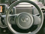 握りやすいステアリングは、運転の楽しさを高めます。操作に必要なスイッチ類も配置されており、運転に集中できます。快適な運転をサポートします。