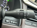 【オートライト(AUTO)】外の明るさをシステムが感知して、自動でヘッドライトが点灯します。ヘッドライトをつけ忘れを防ぐ便利機能です。