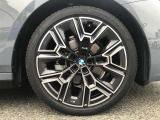 【BMWアロイホイル】軽量かつ強度に拘ったアロイホイル。走行性能ポテンシャルを引き出す設計。車の足元を引き締めてくれる大きなポイントはアロイホイルです。