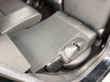 リアシートは簡単に倒すことができるので、ラゲッジルームも広がります。