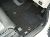 Honda認定中古車に新品の純正フロアマットを装着しました。気分よくドライブをお楽しみいただけます♪